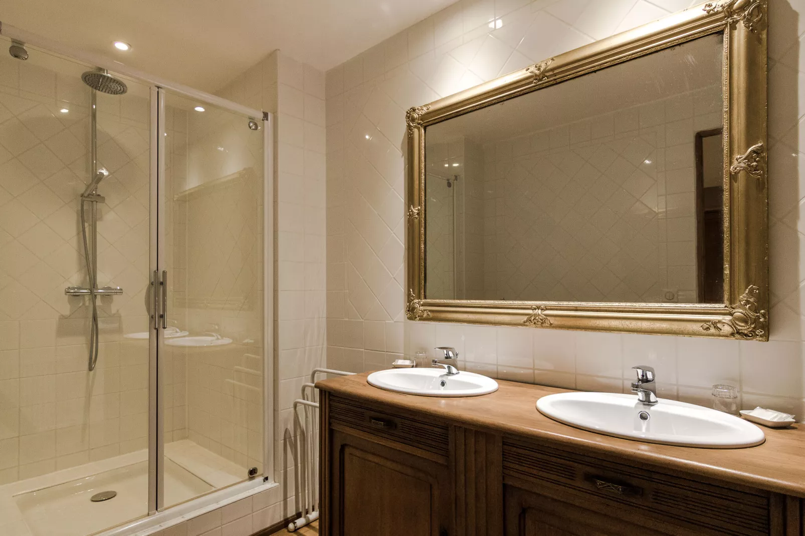 Manoir de la Baronie 21P-Bathroom