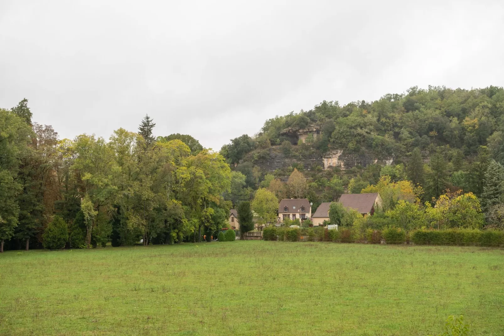 Le Moustier-Zones d'été à 1 km