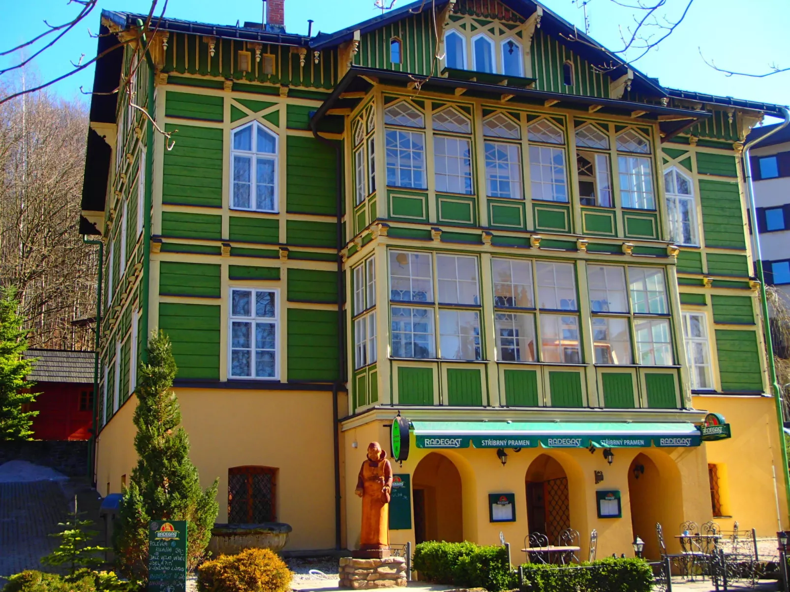 Stříbrný pramen-Outside