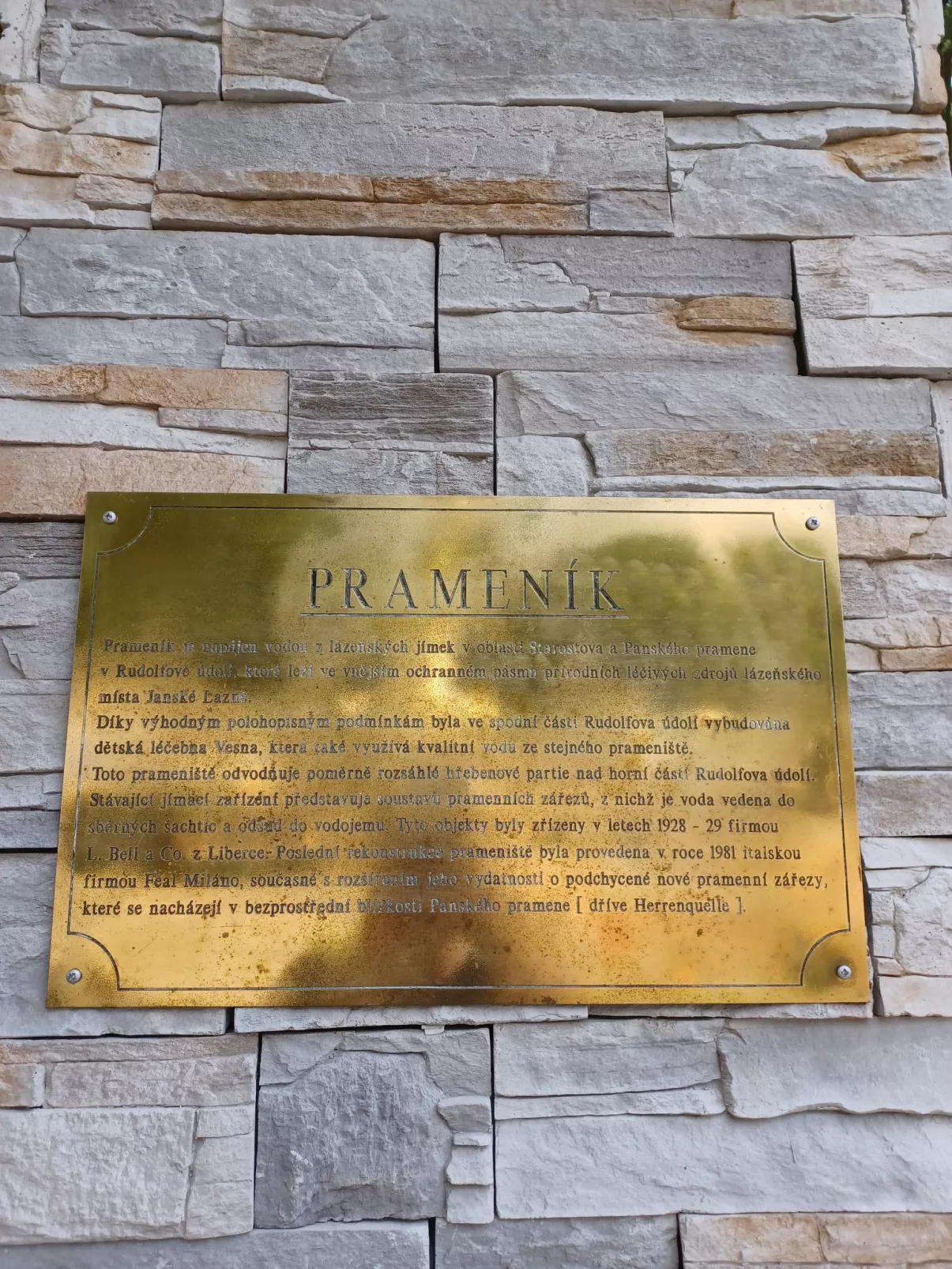 Stříbrný pramen-Outside