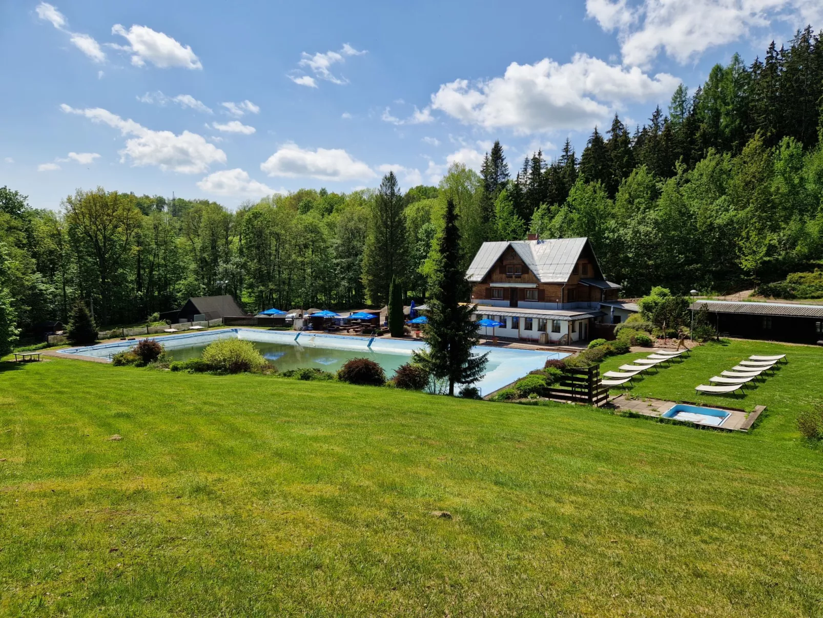 Luxe Timber Lodge & Relaxing Bath”-Outside