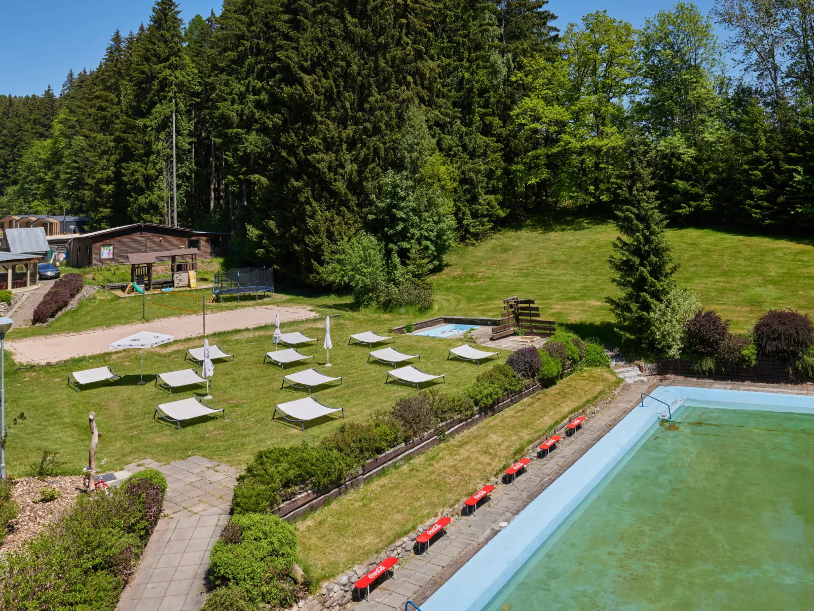 Luxe Timber Lodge & Pet Retreat-Outside