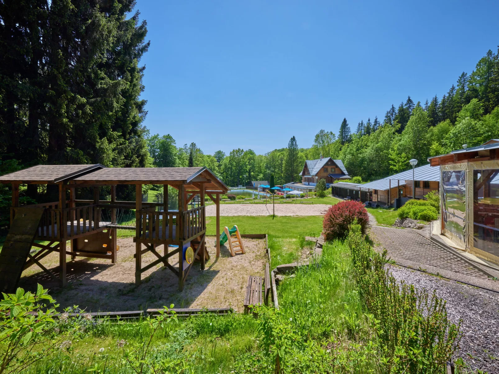 Luxe Timber Lodge & Pet Retreat-Outside