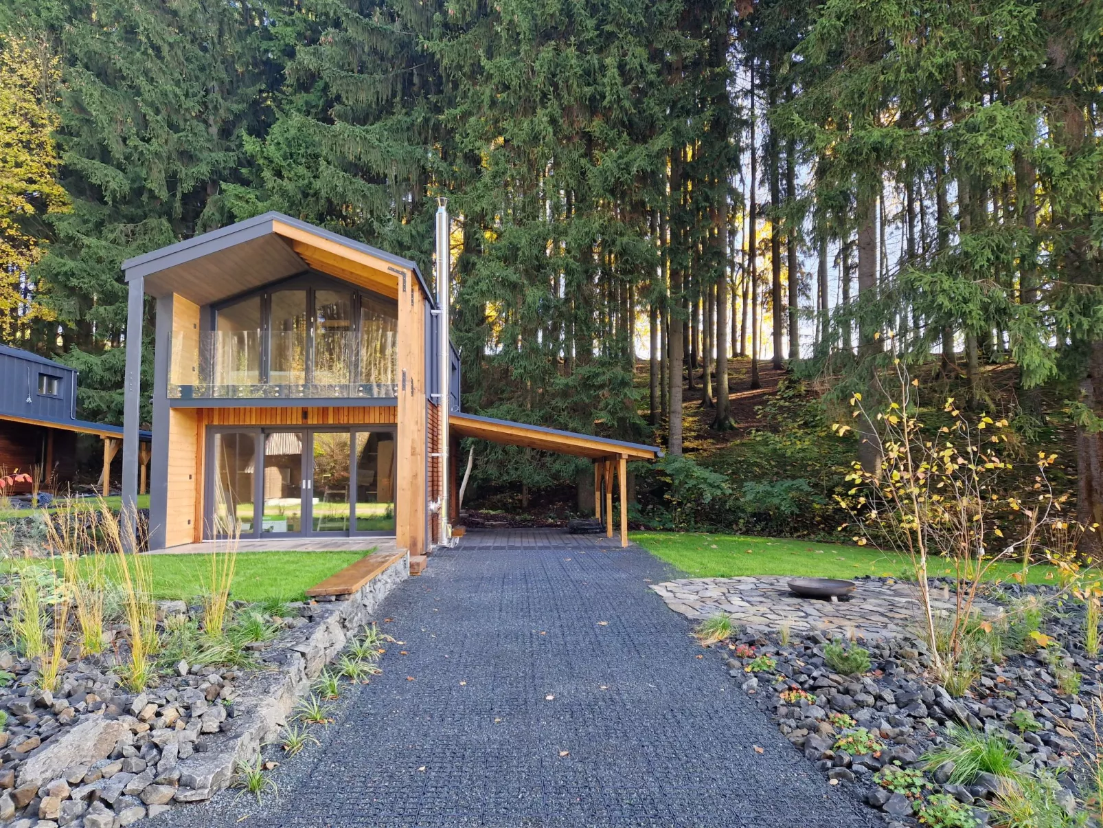 Luxe Timber Lodge & Pet Retreat-Outside