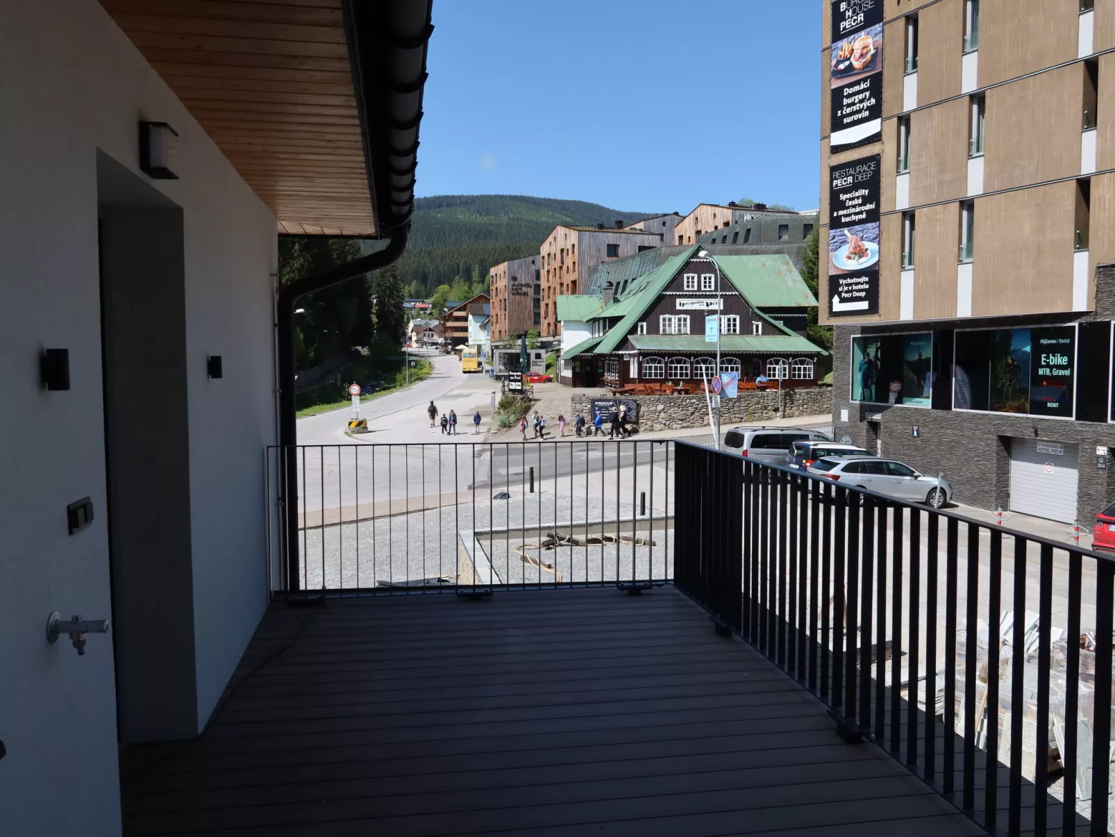 Mountain Bliss Lounge & Grill Terrace-Outside