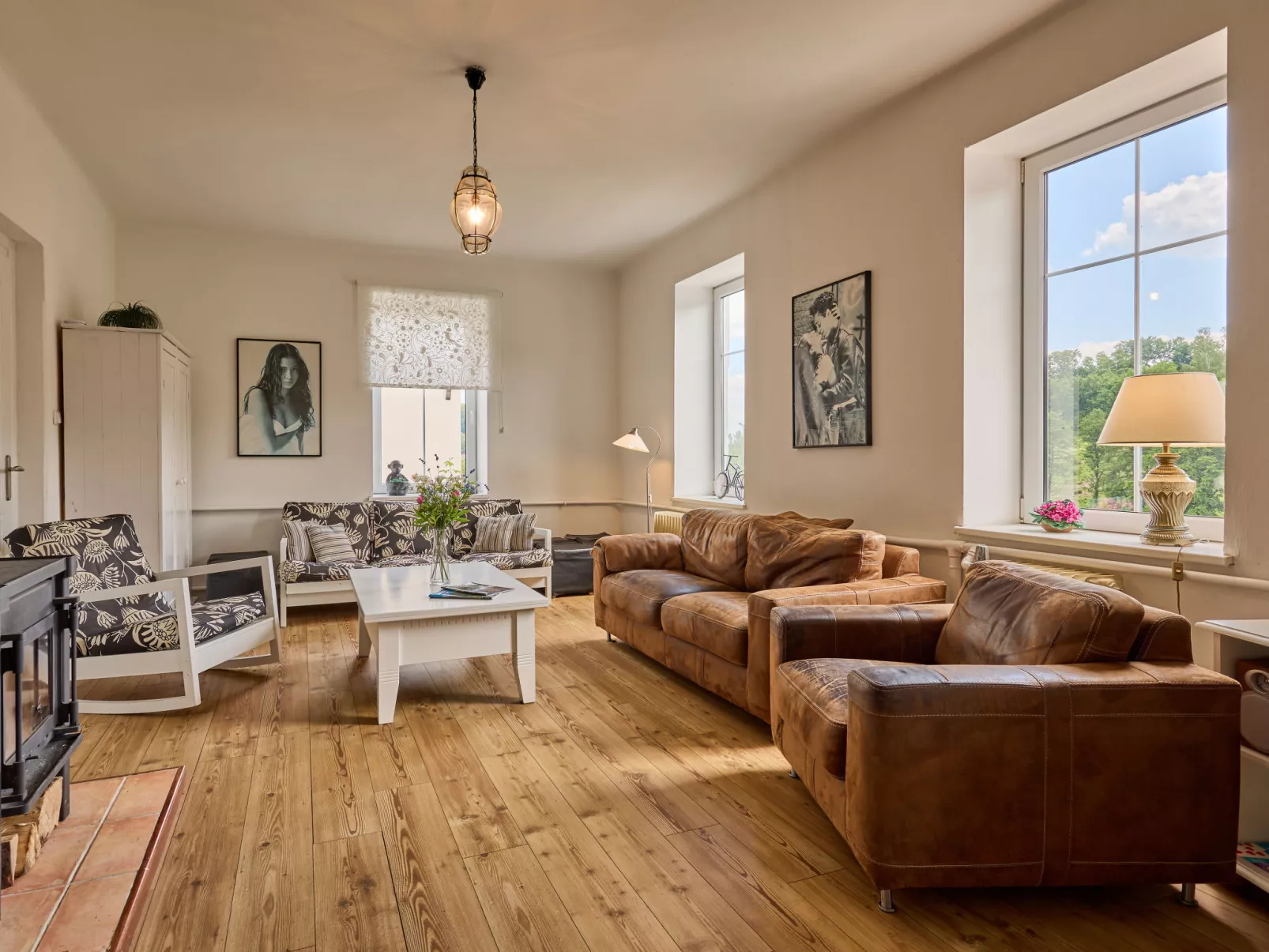 Hillside Lodge & Garden-Inside