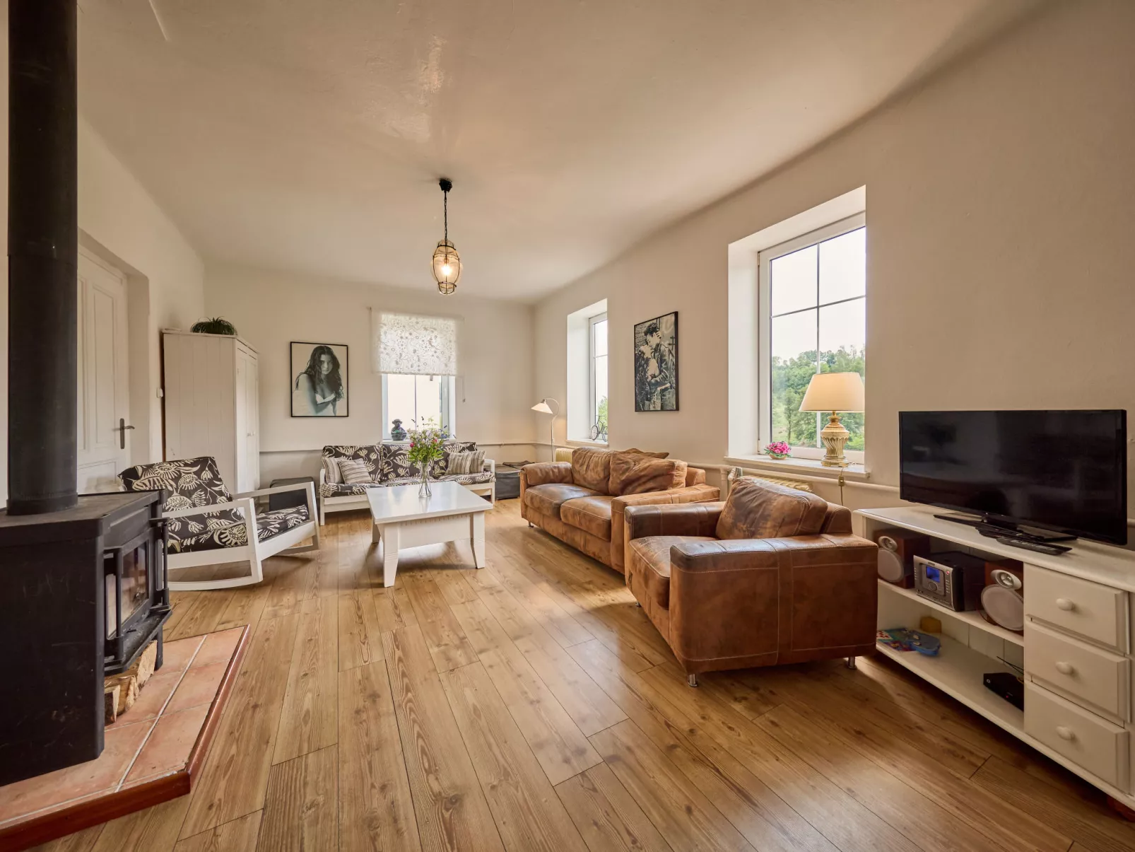 Hillside Lodge & Garden-Inside