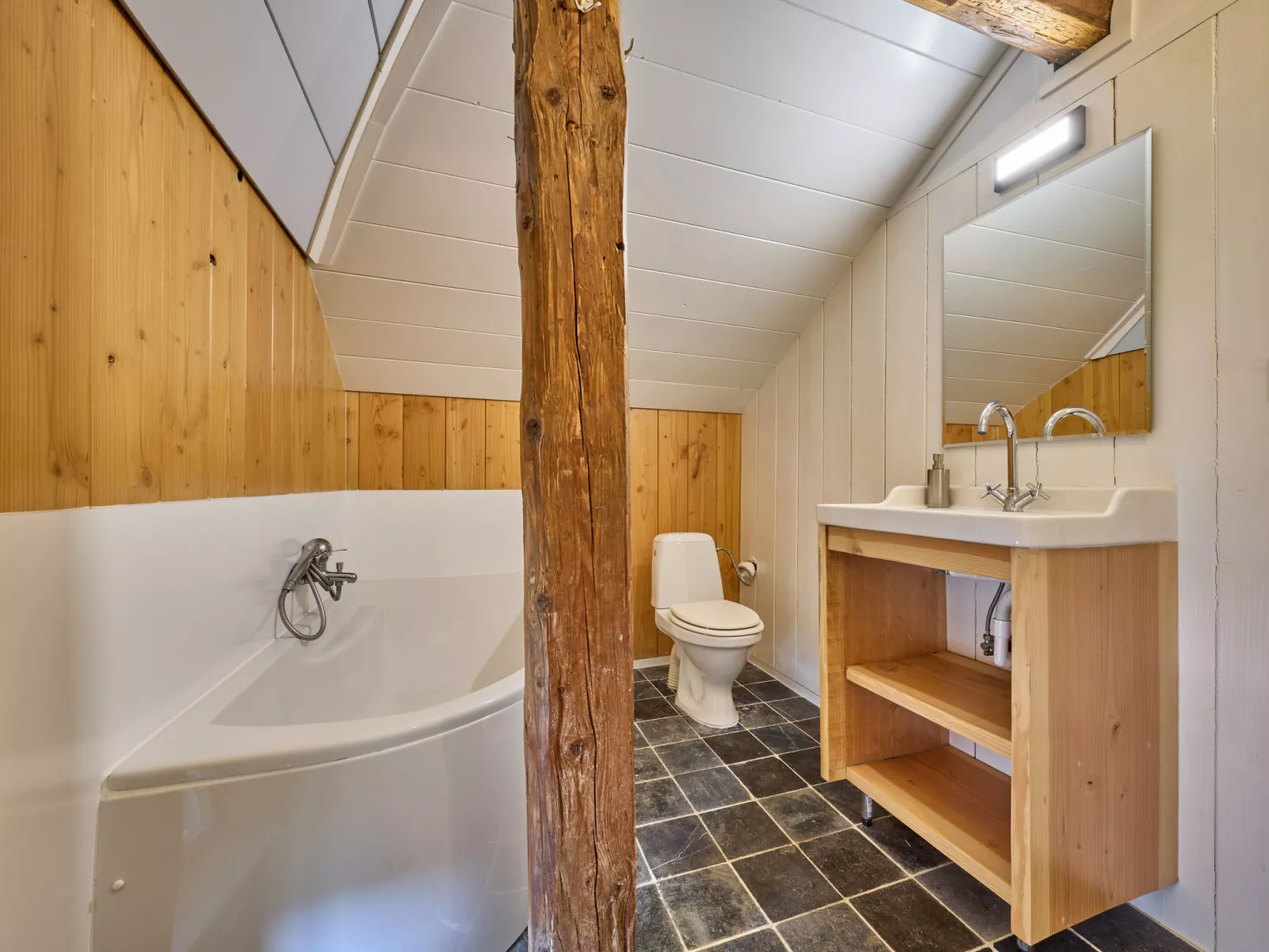 Hillside Lodge & Garden-Inside