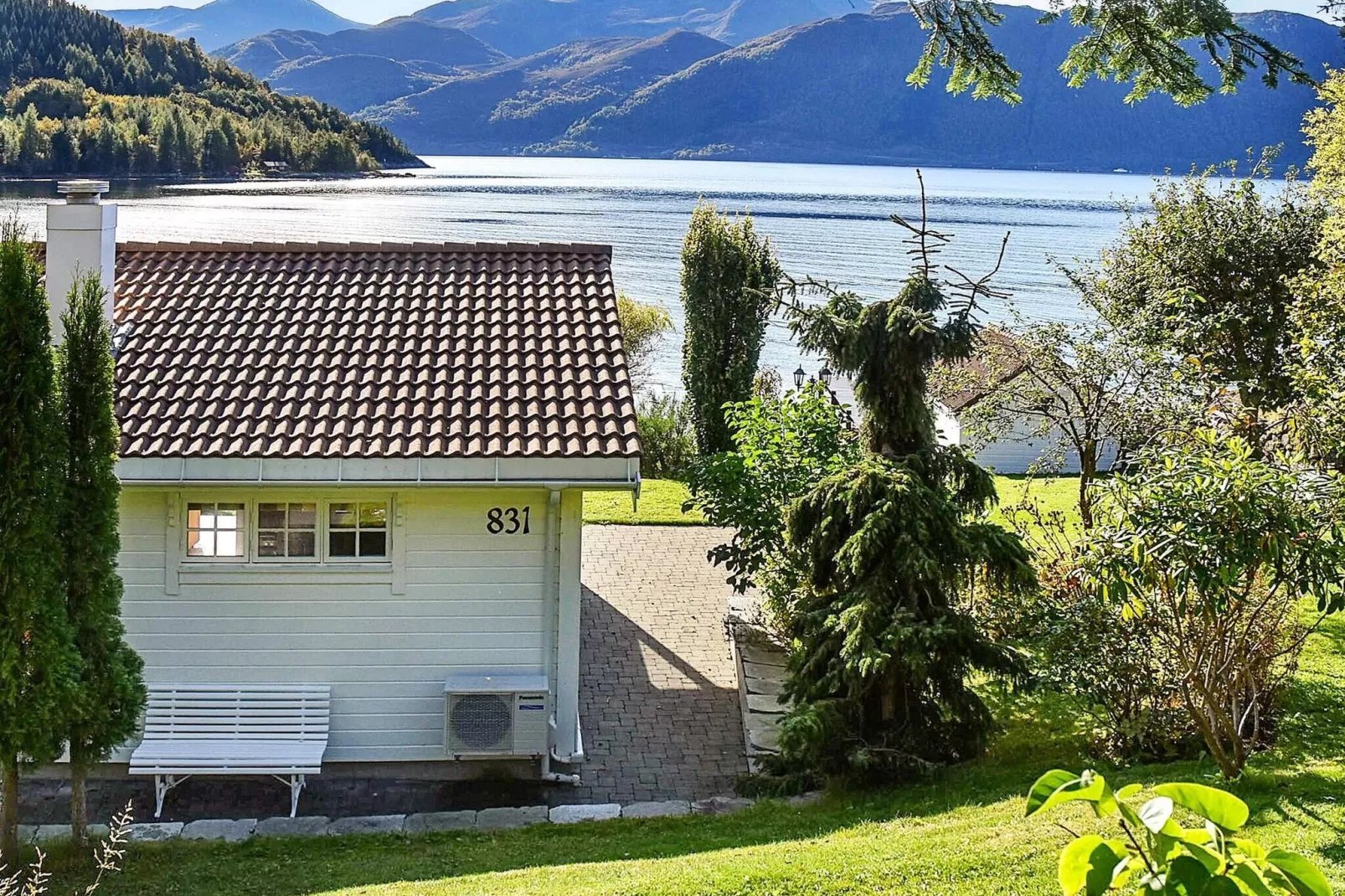 Family Oasis with Lake View-By Traum