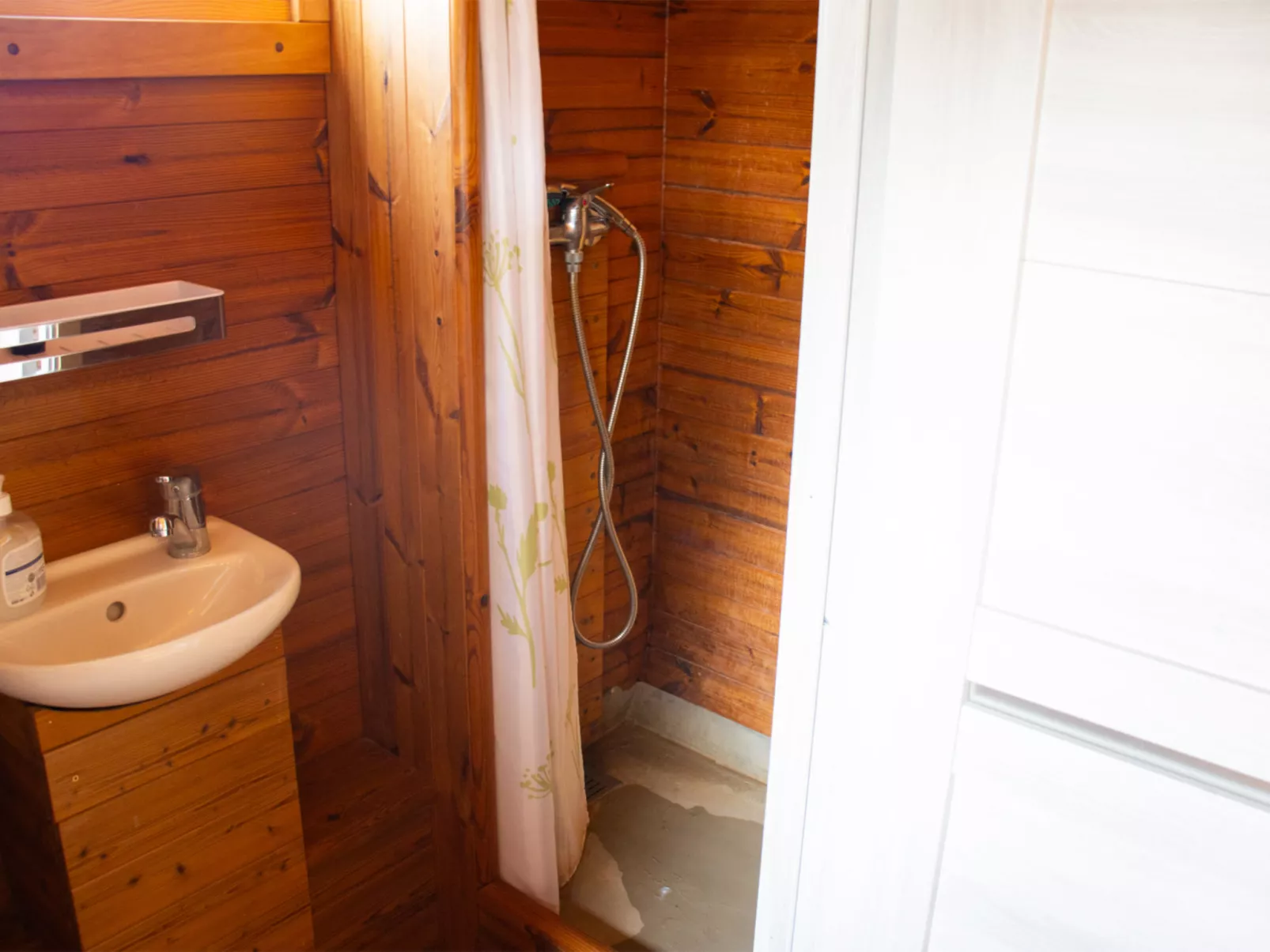 Kemp Stříbrný rybník-Drinnen