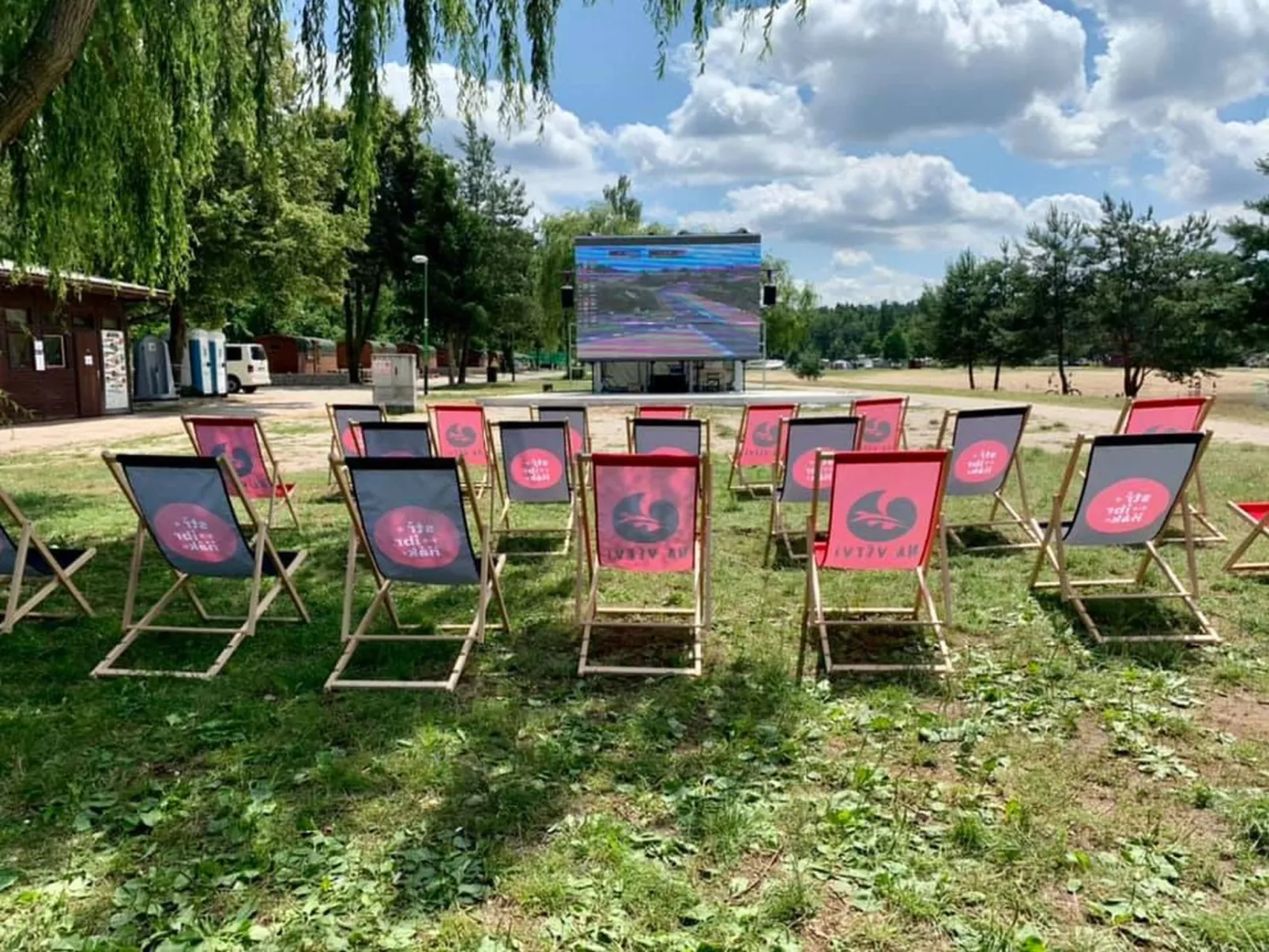 Kemp Stříbrný rybník-Drinnen