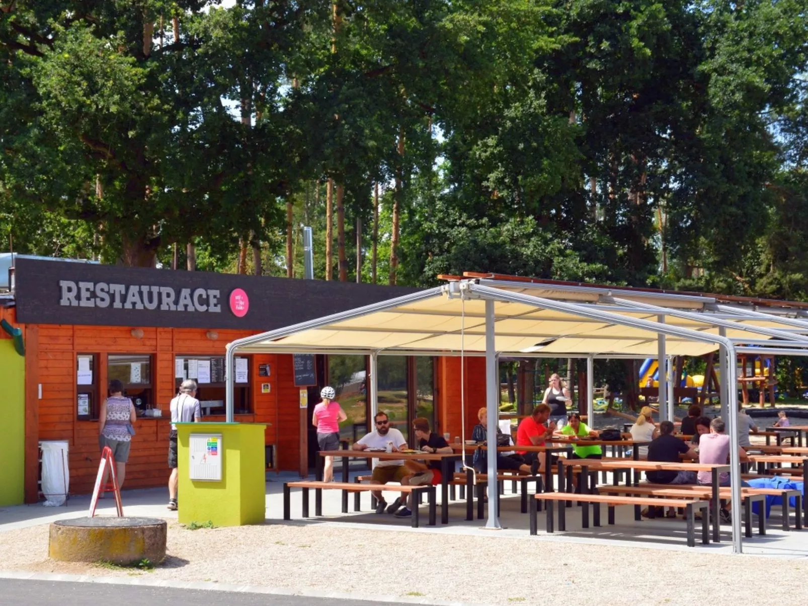 Kemp Stříbrný rybník-Drinnen
