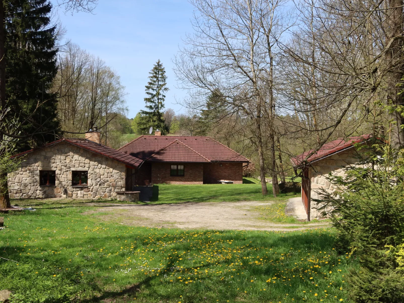 Kunějov-Outside