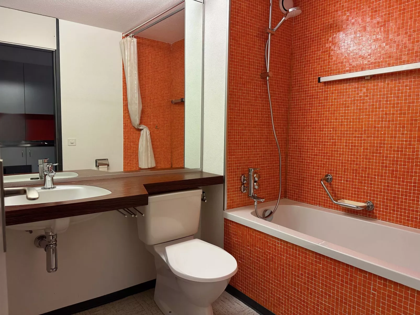 Apt B 033 - Inside