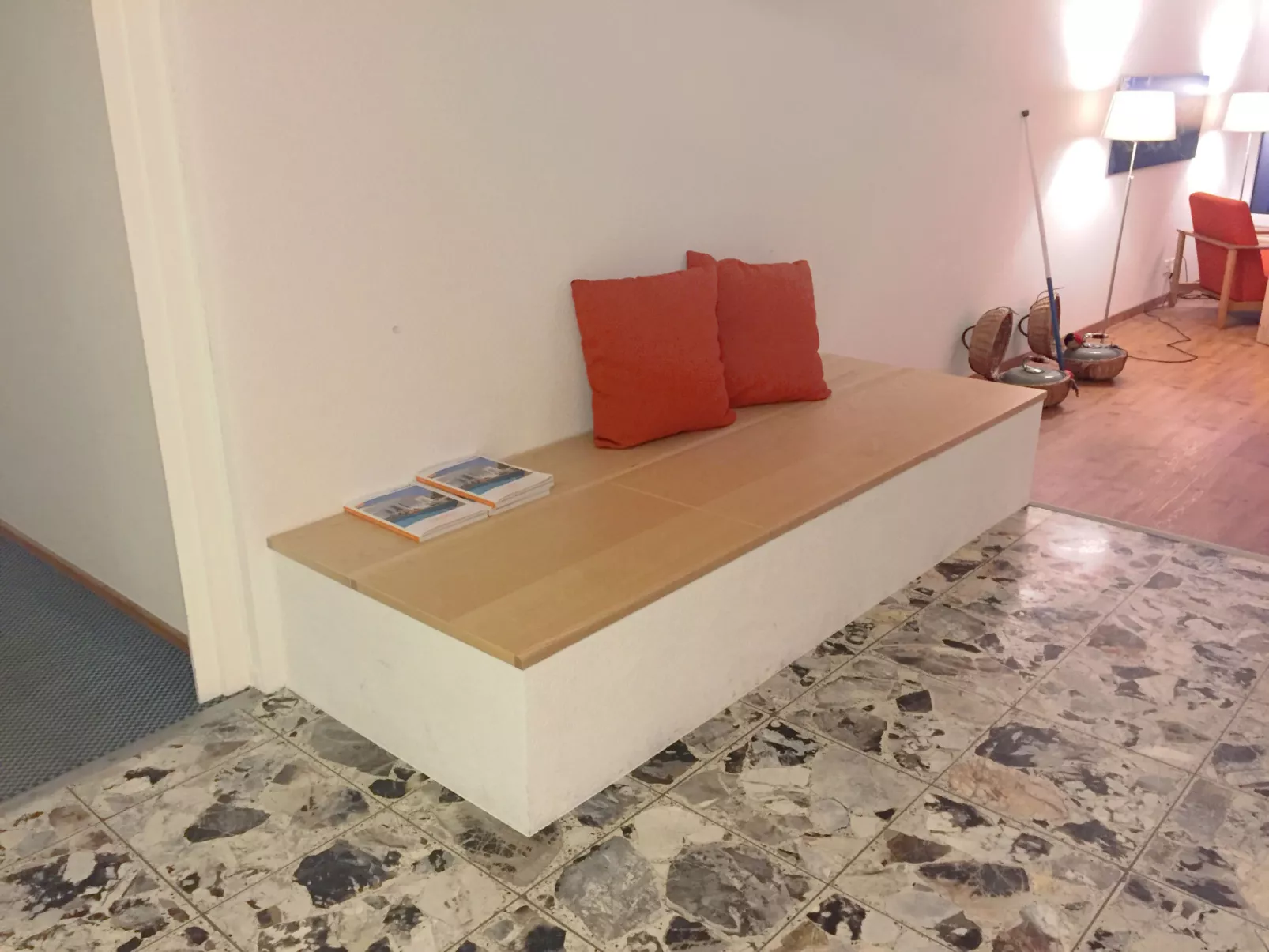 Promenade (Utoring)-Inside