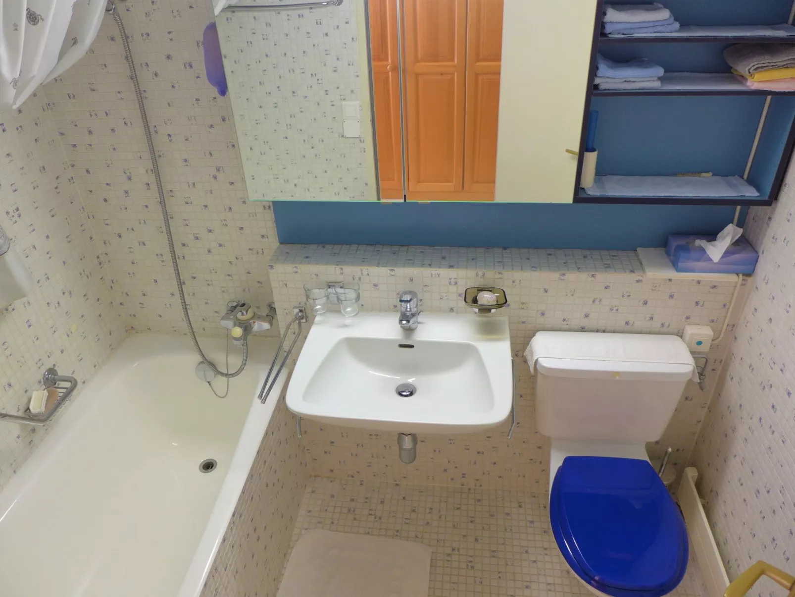 Jeanne D'Arc Apt. B-11-Inside