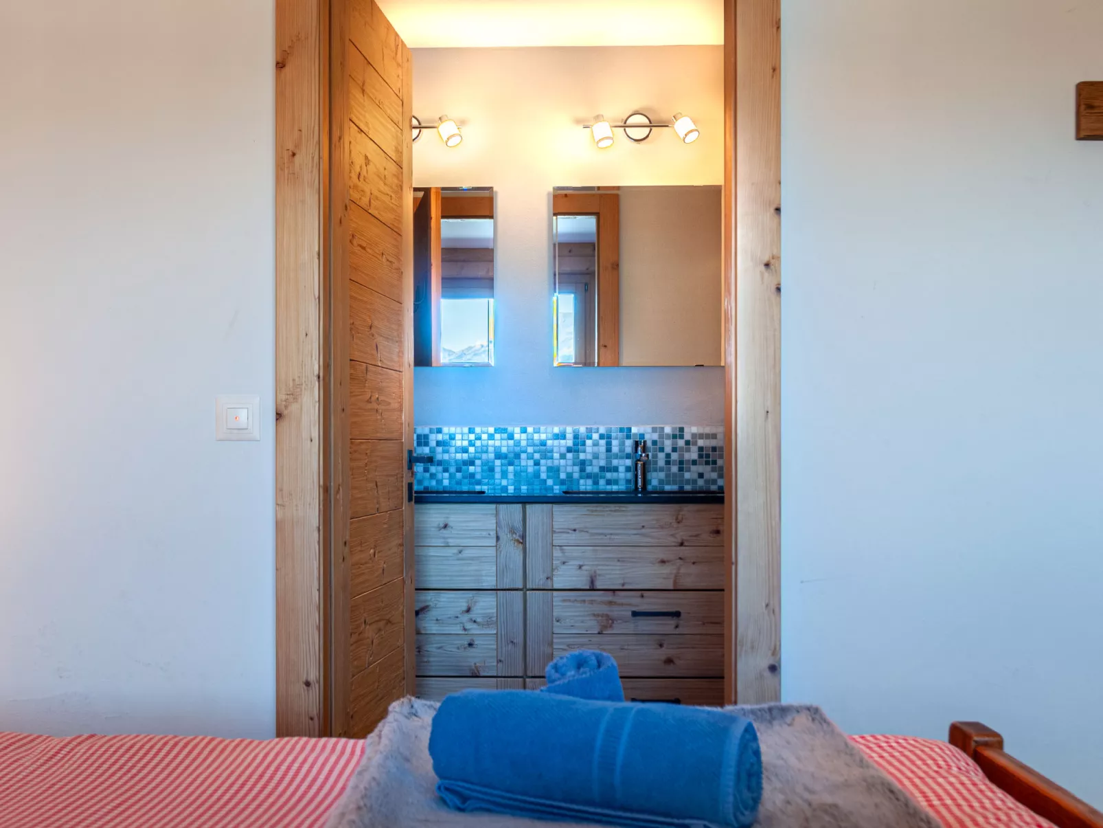 Montagnard 10-Inside