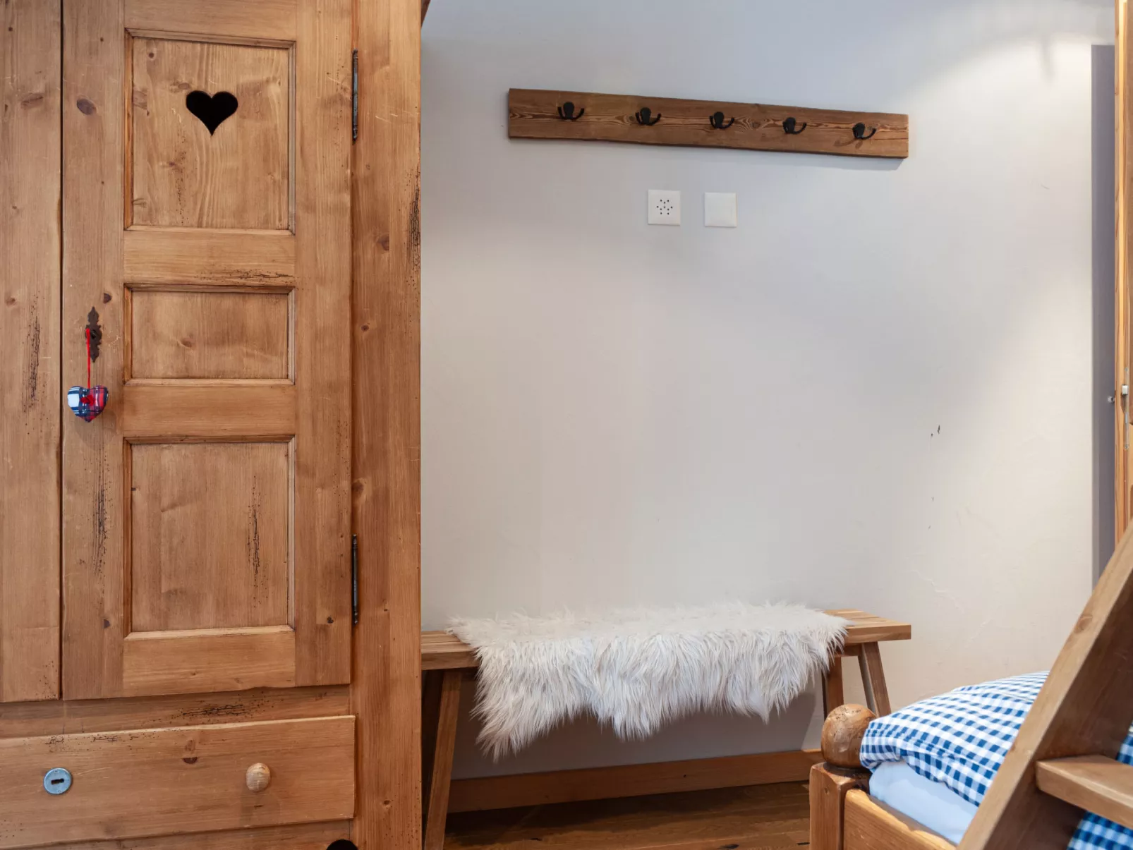 Montagnard 10-Inside
