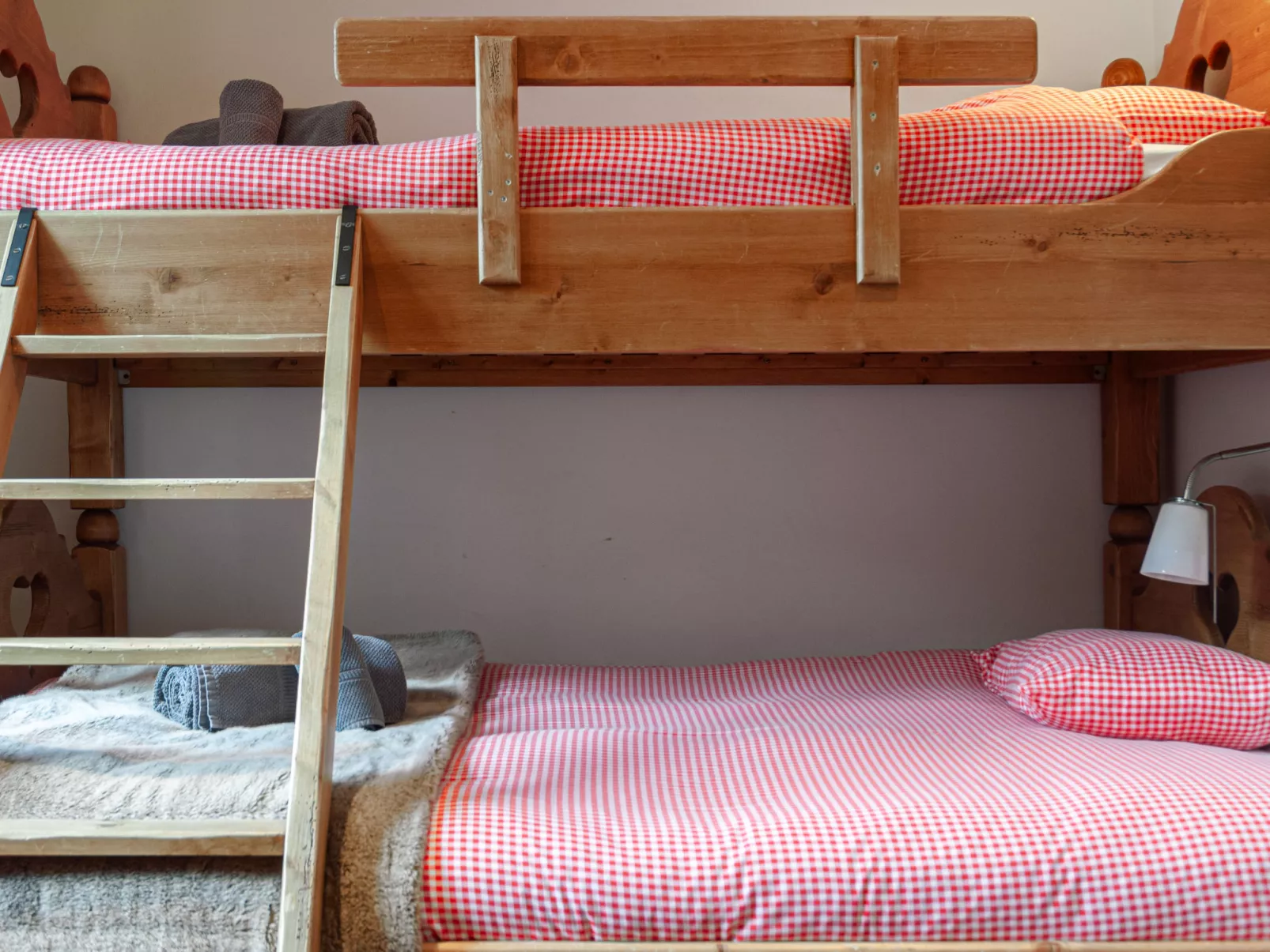 Montagnard 10-Inside