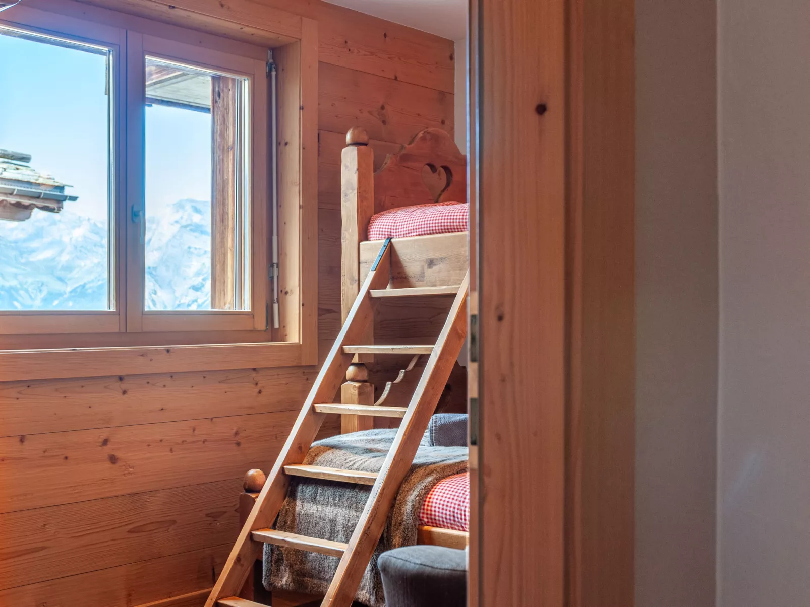 Montagnard 10-Inside