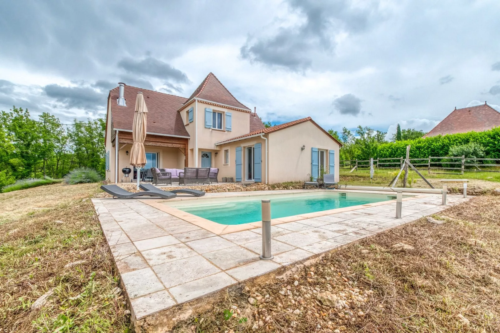 Villa Sainte Foy de Longas-Außenbereich Sommer