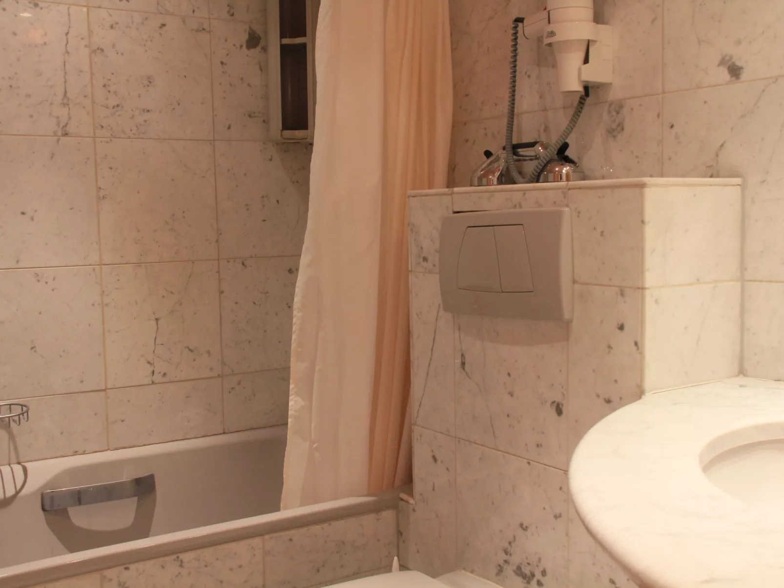 Dauphin 7-Inside