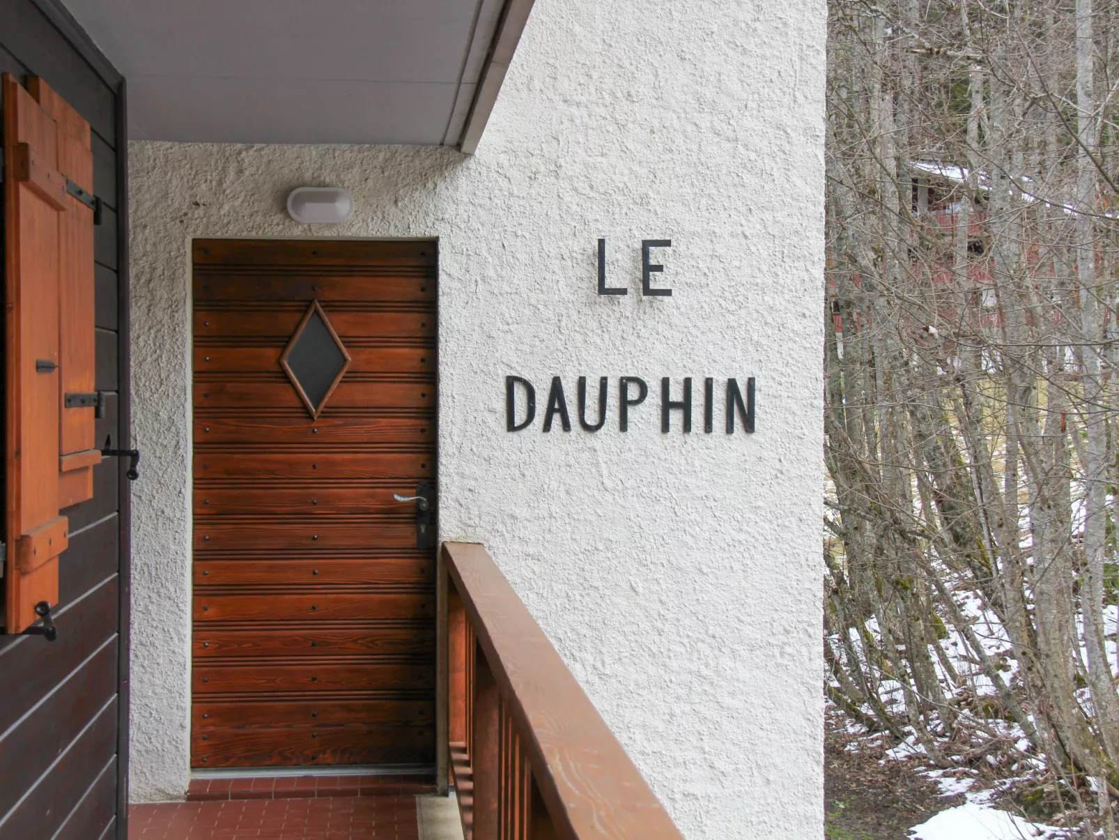 Dauphin 7-Outside