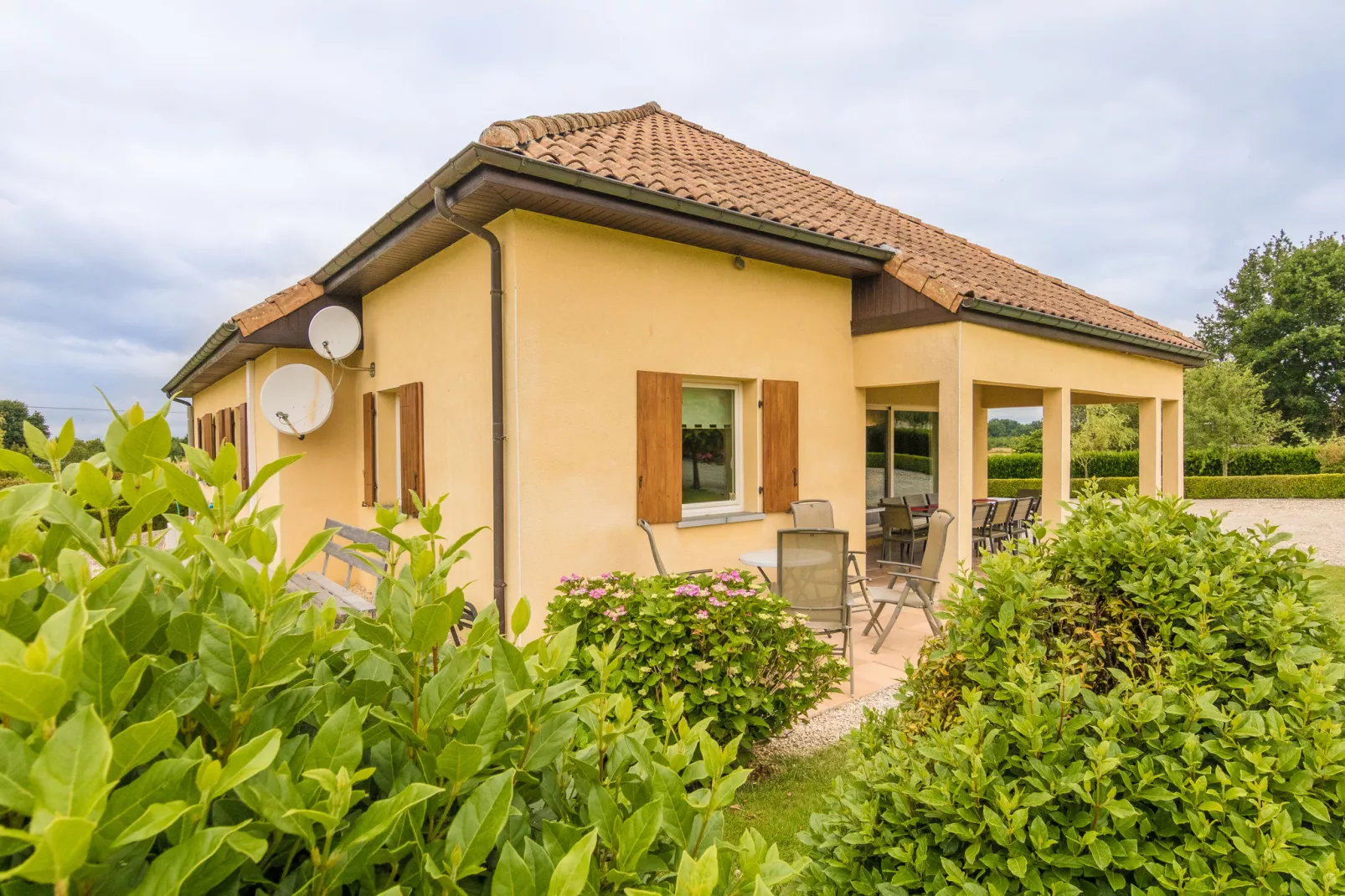 Residence Le Perrot-Exterior summer