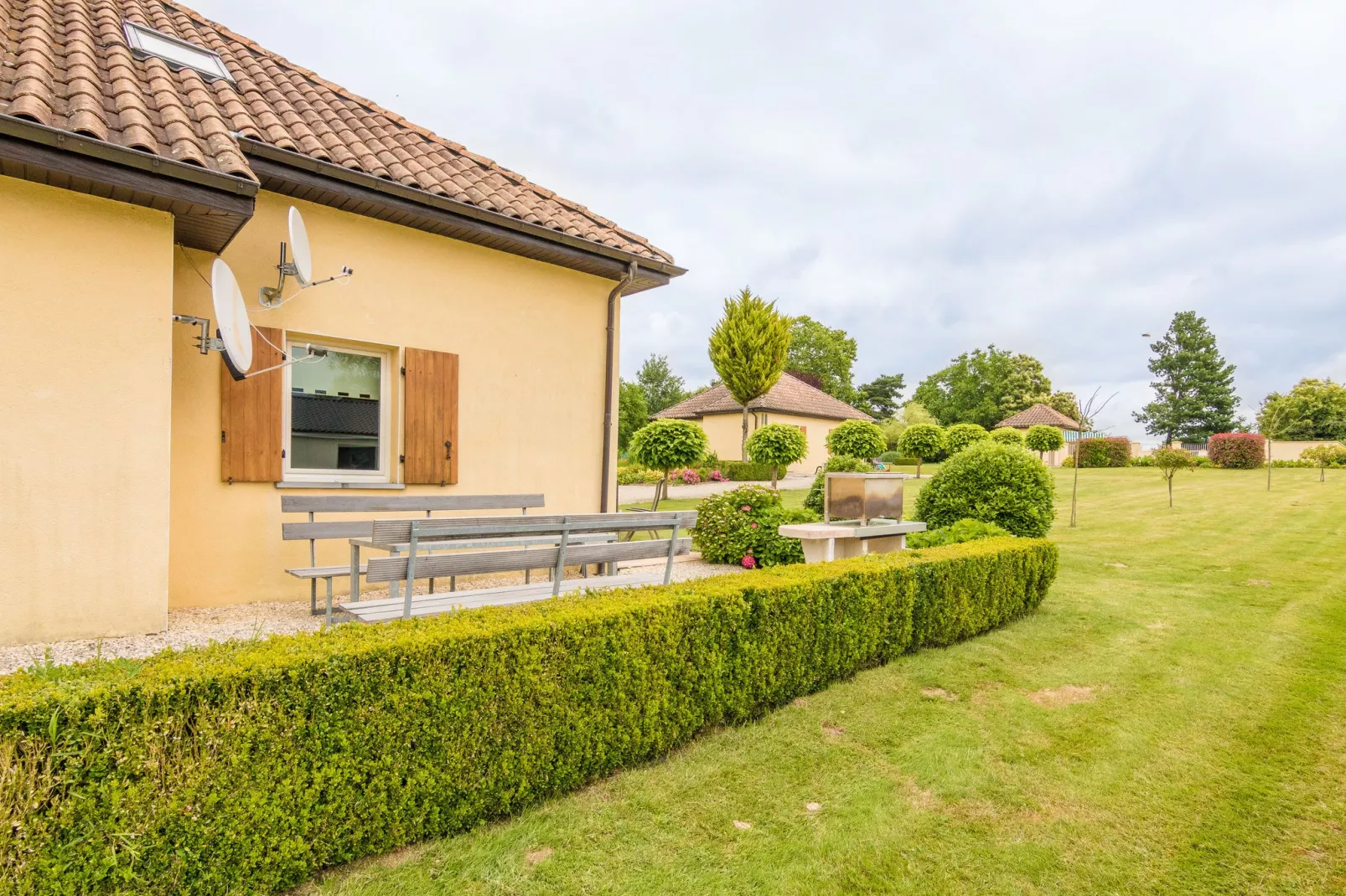 Residence Le Perrot-View summer