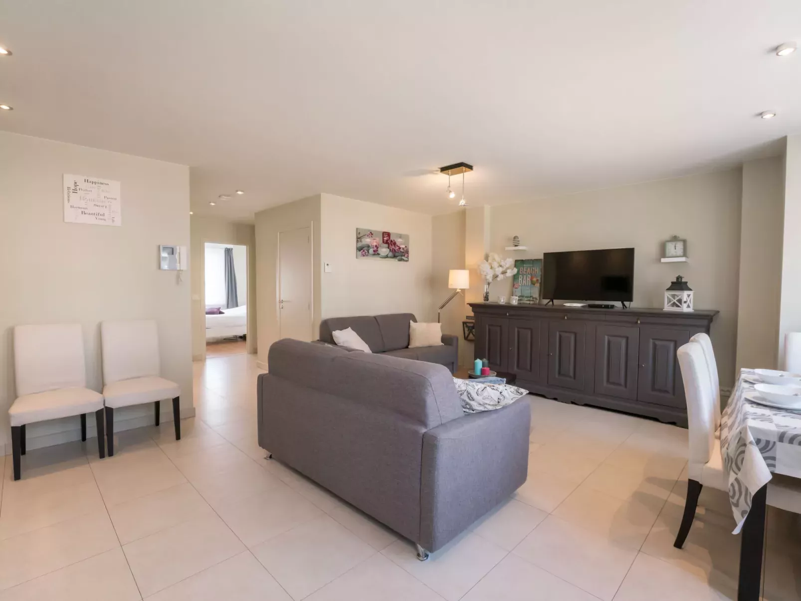 Ruzette Beach with parking-Inside