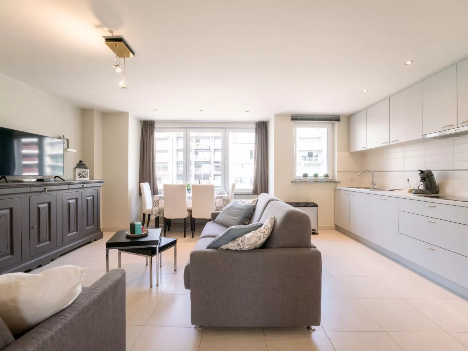 Ruzette Beach with parking-Inside