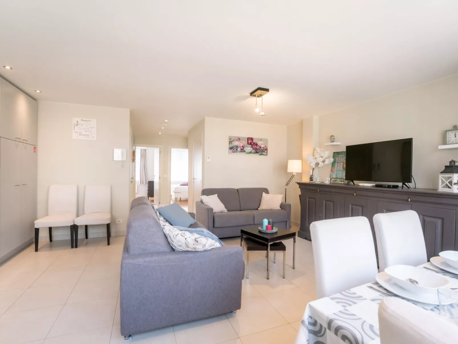 Ruzette Beach with parking-Inside