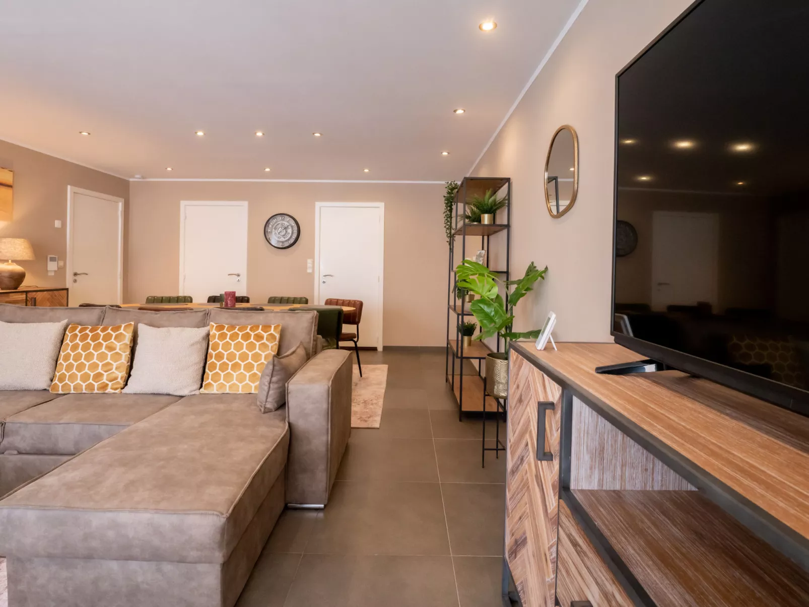 Philemon with parking-Inside