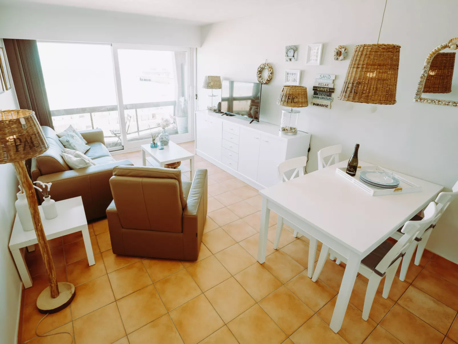 Pacific with parking and sea view-Inside