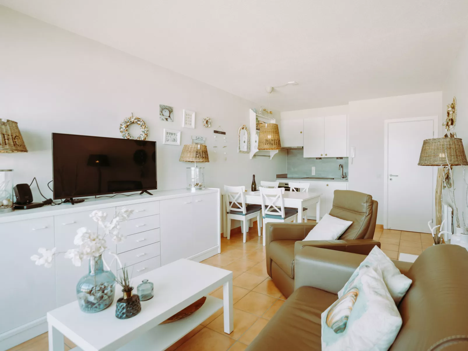 Pacific with parking and sea view-Inside