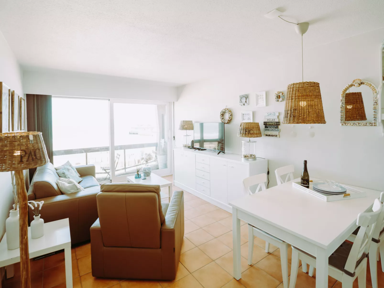 Pacific with parking and sea view-Inside