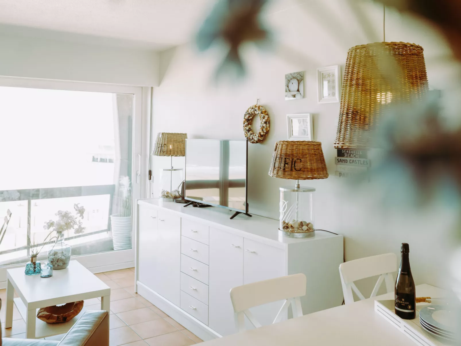 Pacific with parking and sea view-Inside