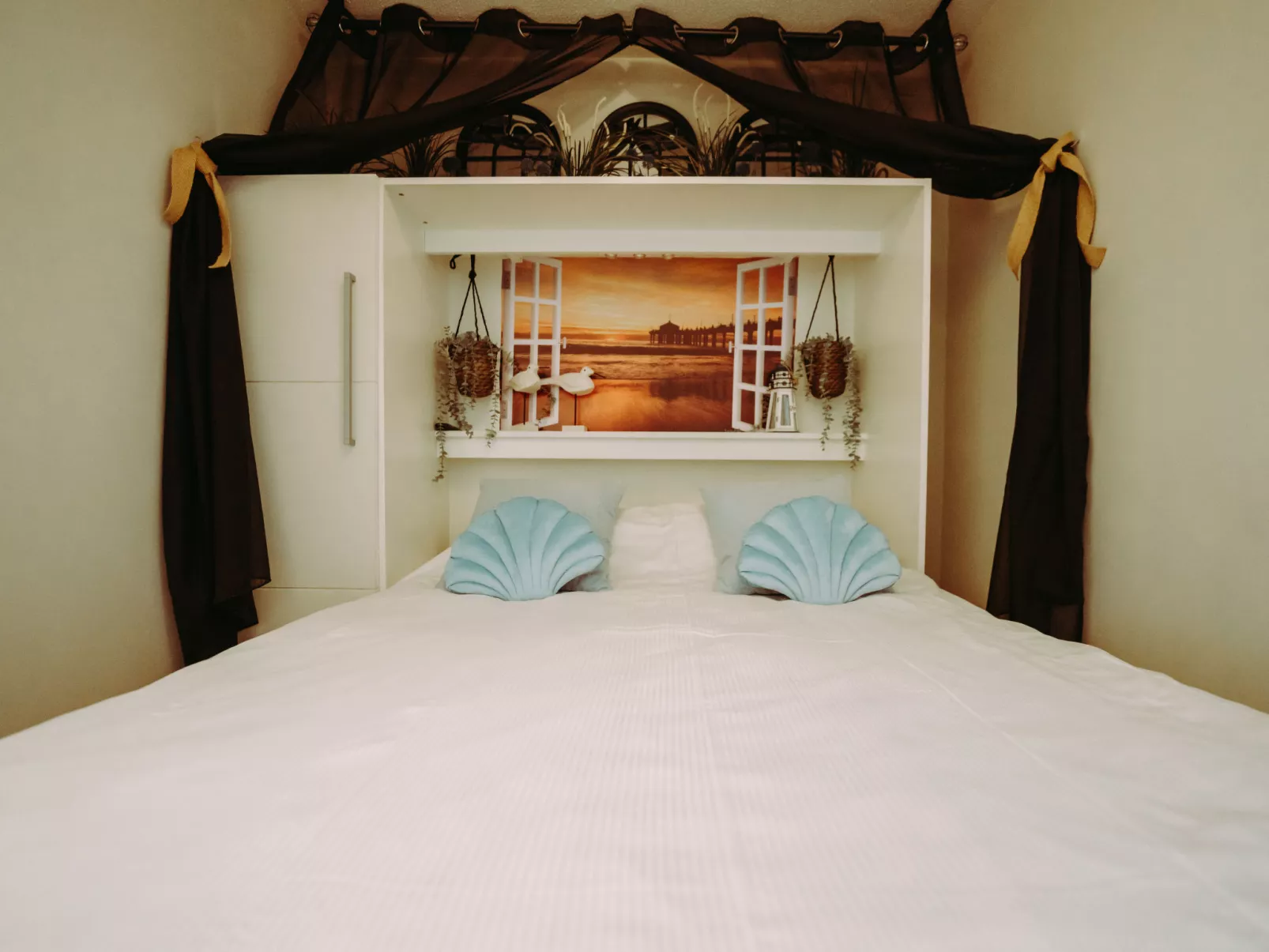 Pacific with parking and sea view-Inside