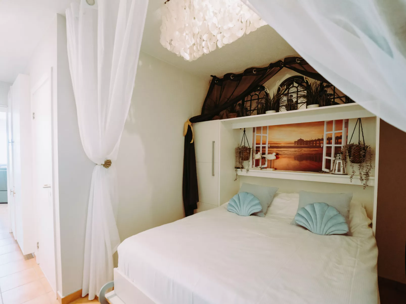 Pacific with parking and sea view-Inside