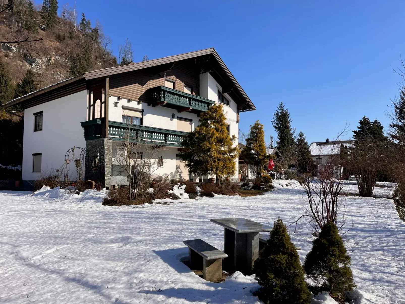 Alpenrose-Outside