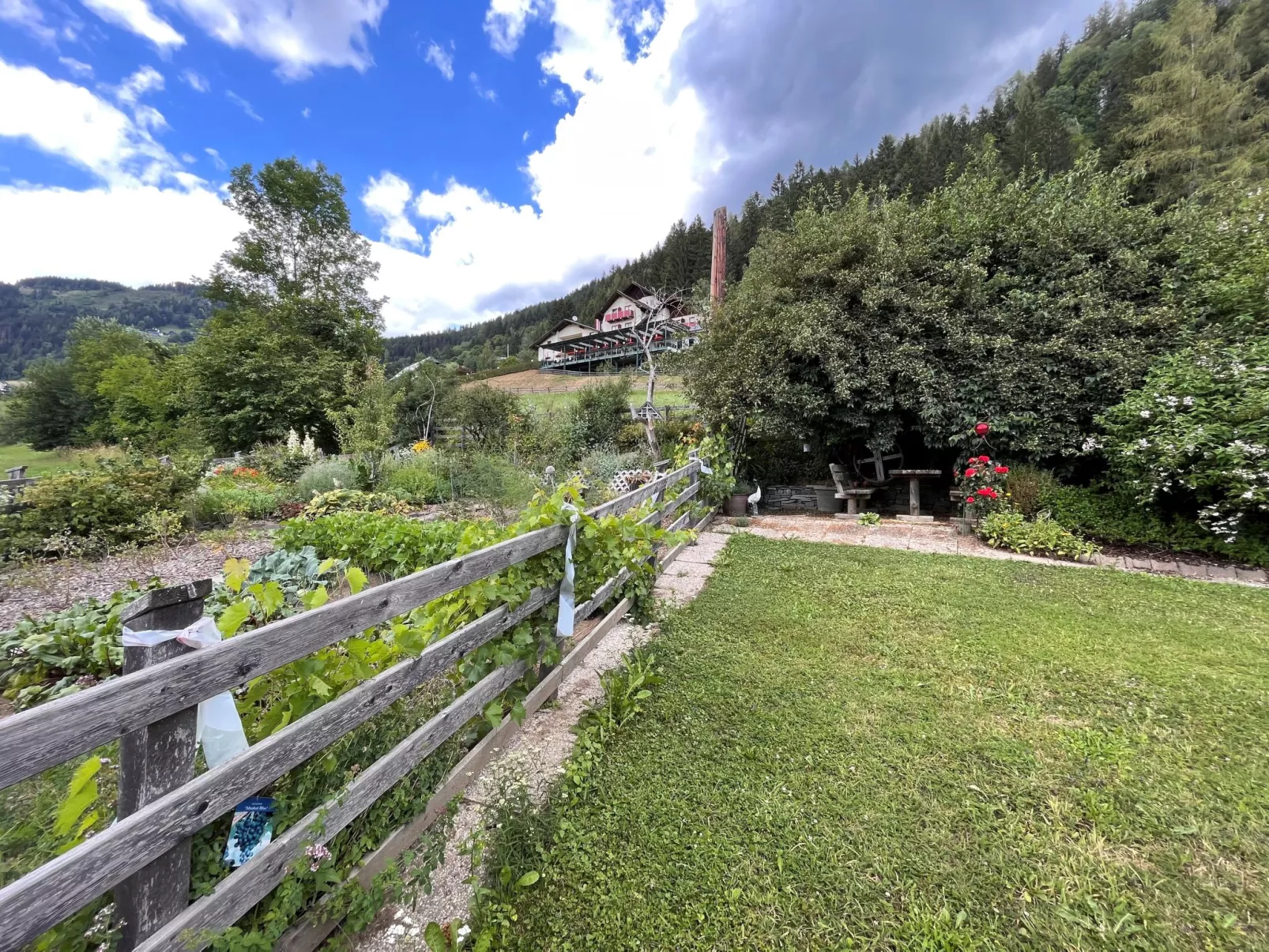 Alpenrose-Outside