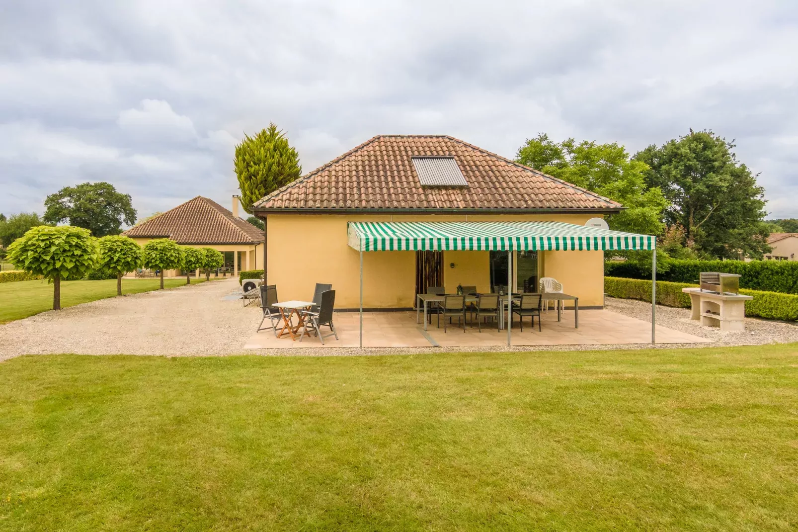 Domaine le Perrot-Exterior summer