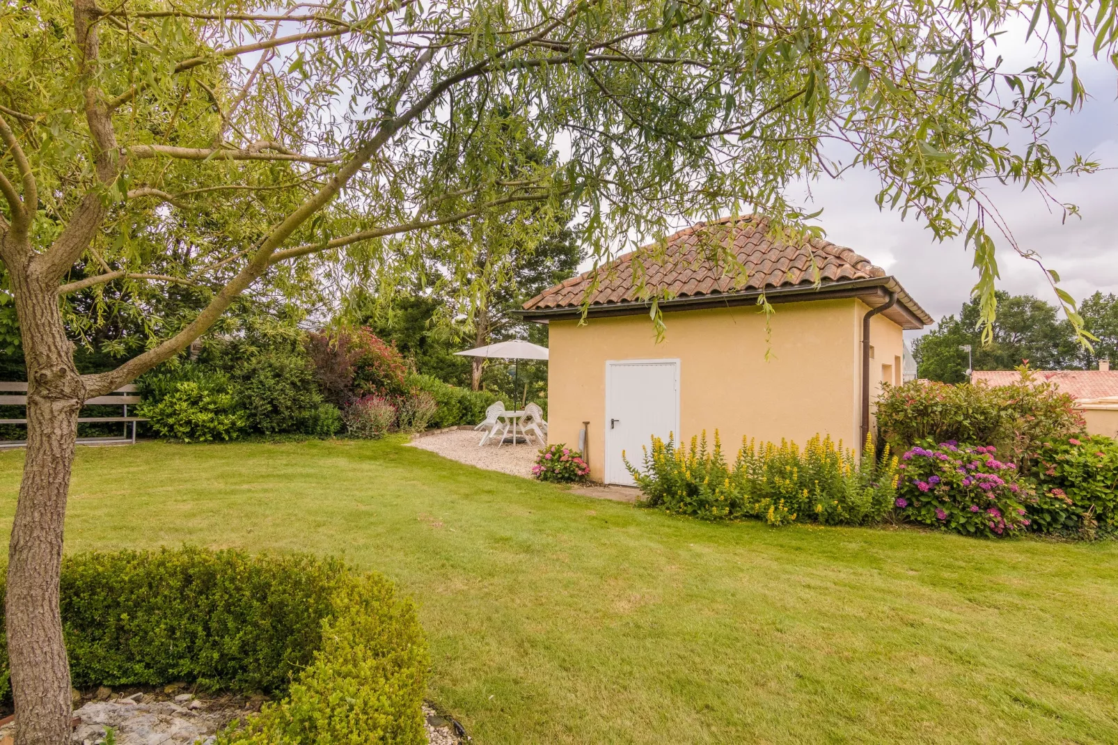 Domaine le Perrot-Gardens summer