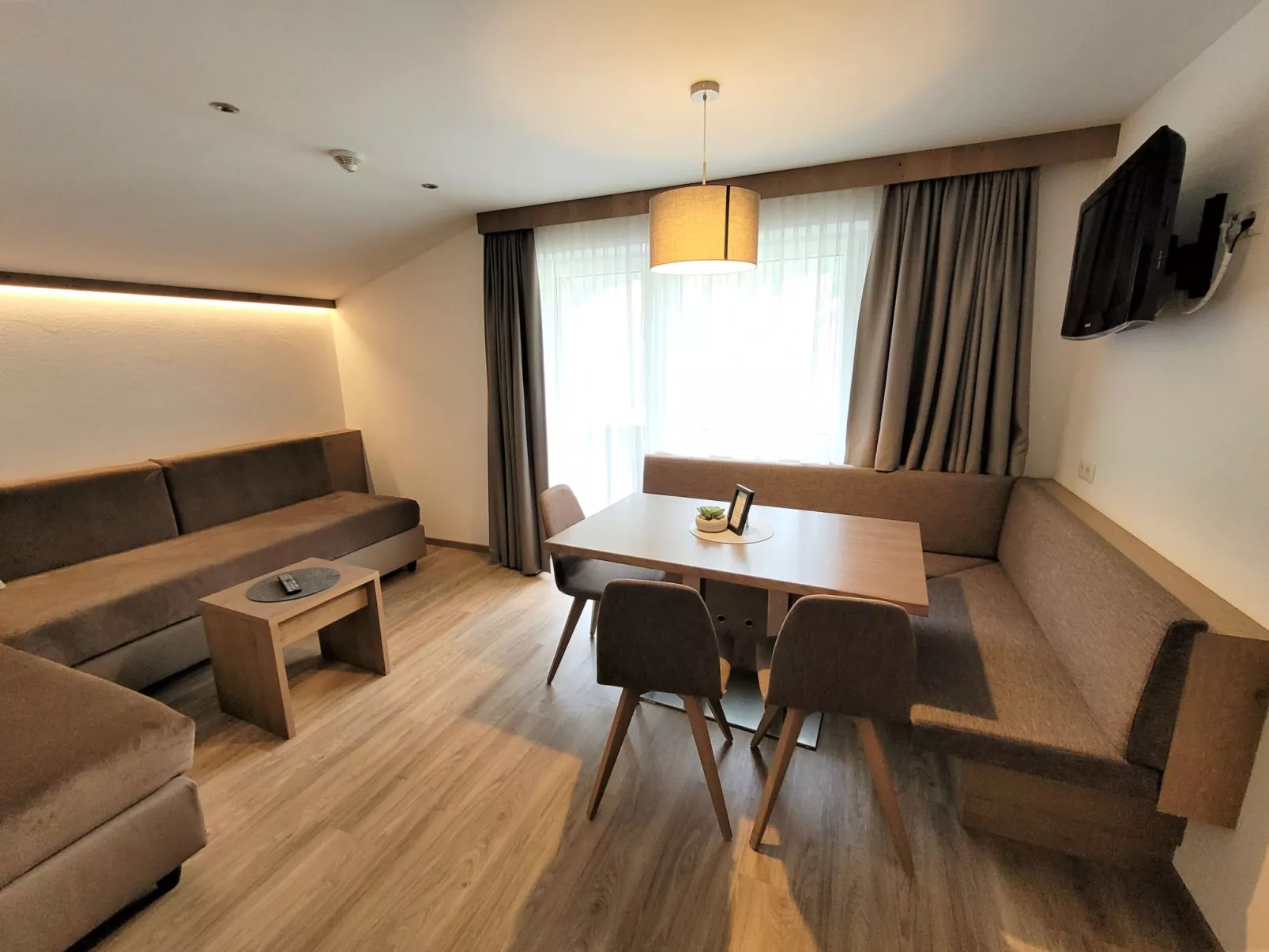 Top 6 (Panorama)-Inside