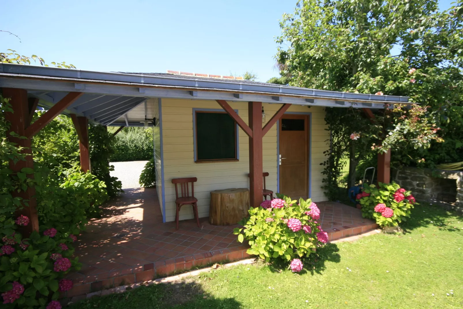 Maison de Vacances à Plounéour- Brignogan Plages-Jardin d'été