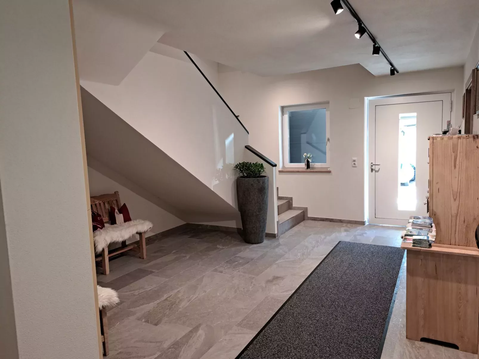 Montec Apart 2-Inside