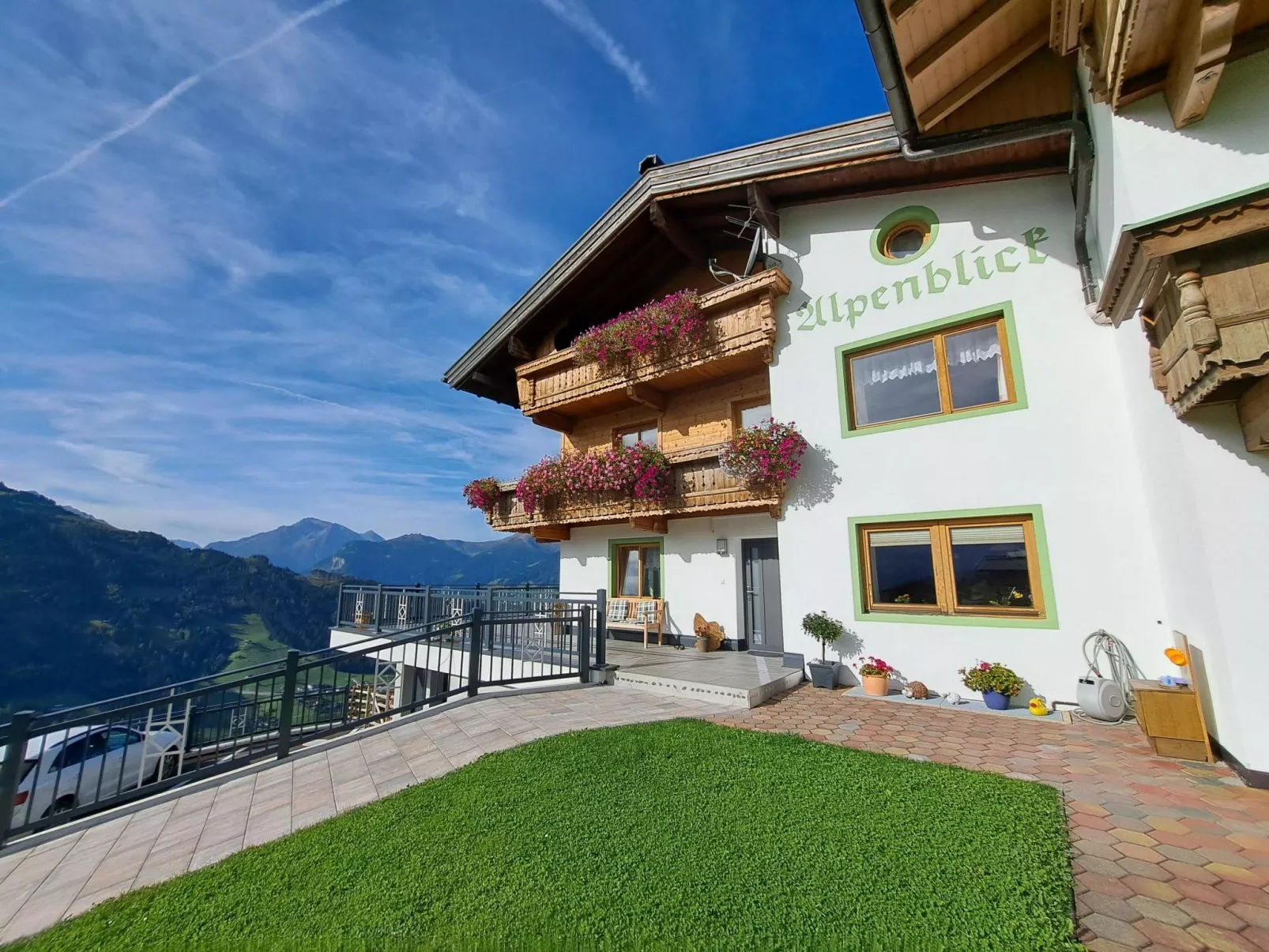 Alpenblick-Outside