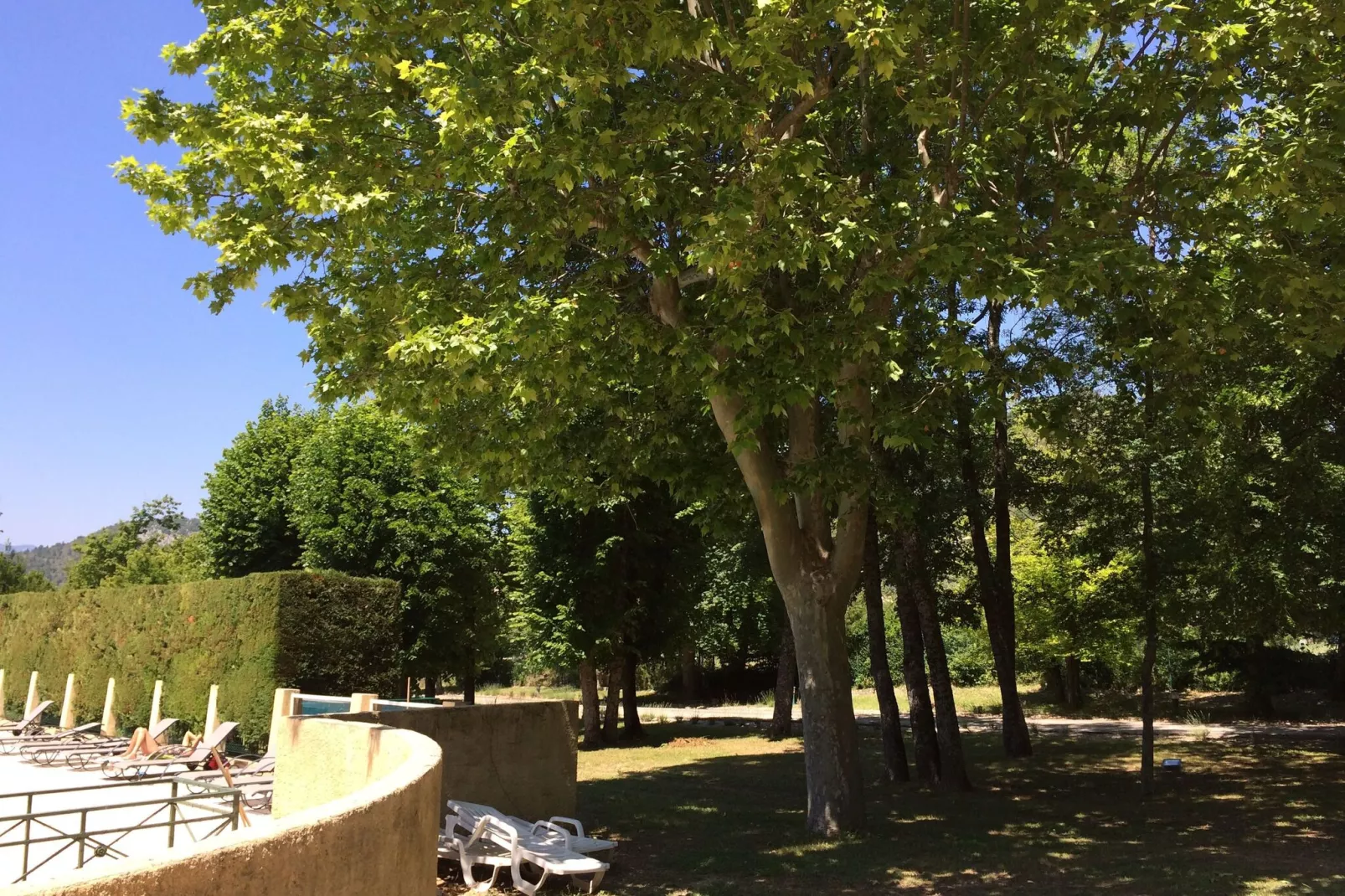 Chateau des Gipières Appartment-Gardens summer