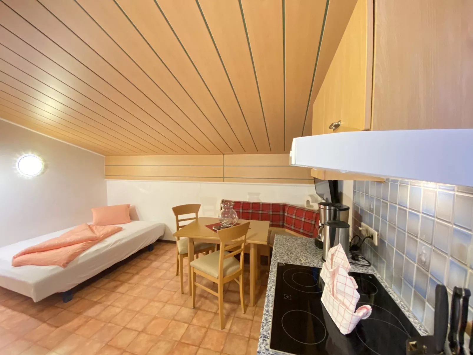 INT2 - 2 Zimmer für max. 4 Personen A2-Inside