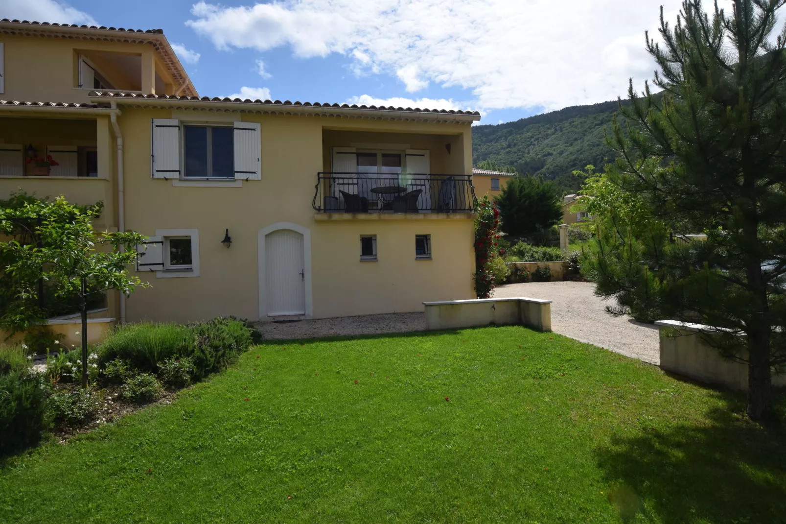 Appartement - MONTBRUN-LES-BAINS-Exterior summer
